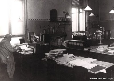 Emil Racoviţă în cabinetul său de lucru din Institutul de Speologie.