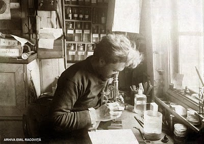 Emil Racoviţă în laboratorul amenajat la bordul vasului „Belgica”.