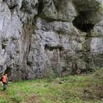 Portal Stanul cerbului 1 cu cele 2 intrari + Stanul cerbui 2 in partea stanga langa speolog- Foto: Ovi Guja