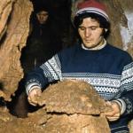 Pe un colţ de eroziune, pălăria care a dat nume peşterii; crescută prin prelingerea carbonatului de calciu pe un strat de argilă. Foto: Dorin Stanciu, Aurel Ioţa.  - romania-natura.ro